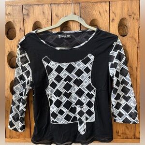 Euro Mesh Geometric 3/4 sleeve top